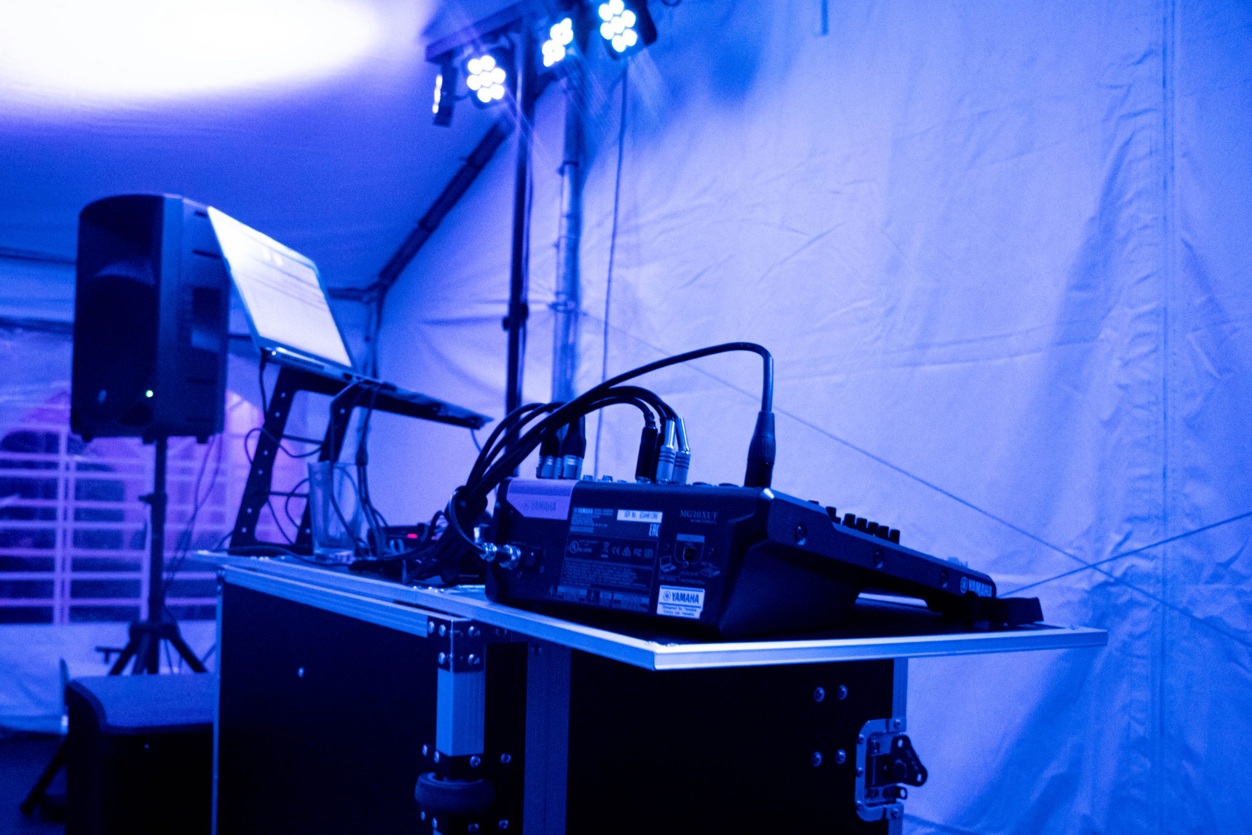 Nahaufnahme von Mischpult und DJ-Technik am DJ-Platz