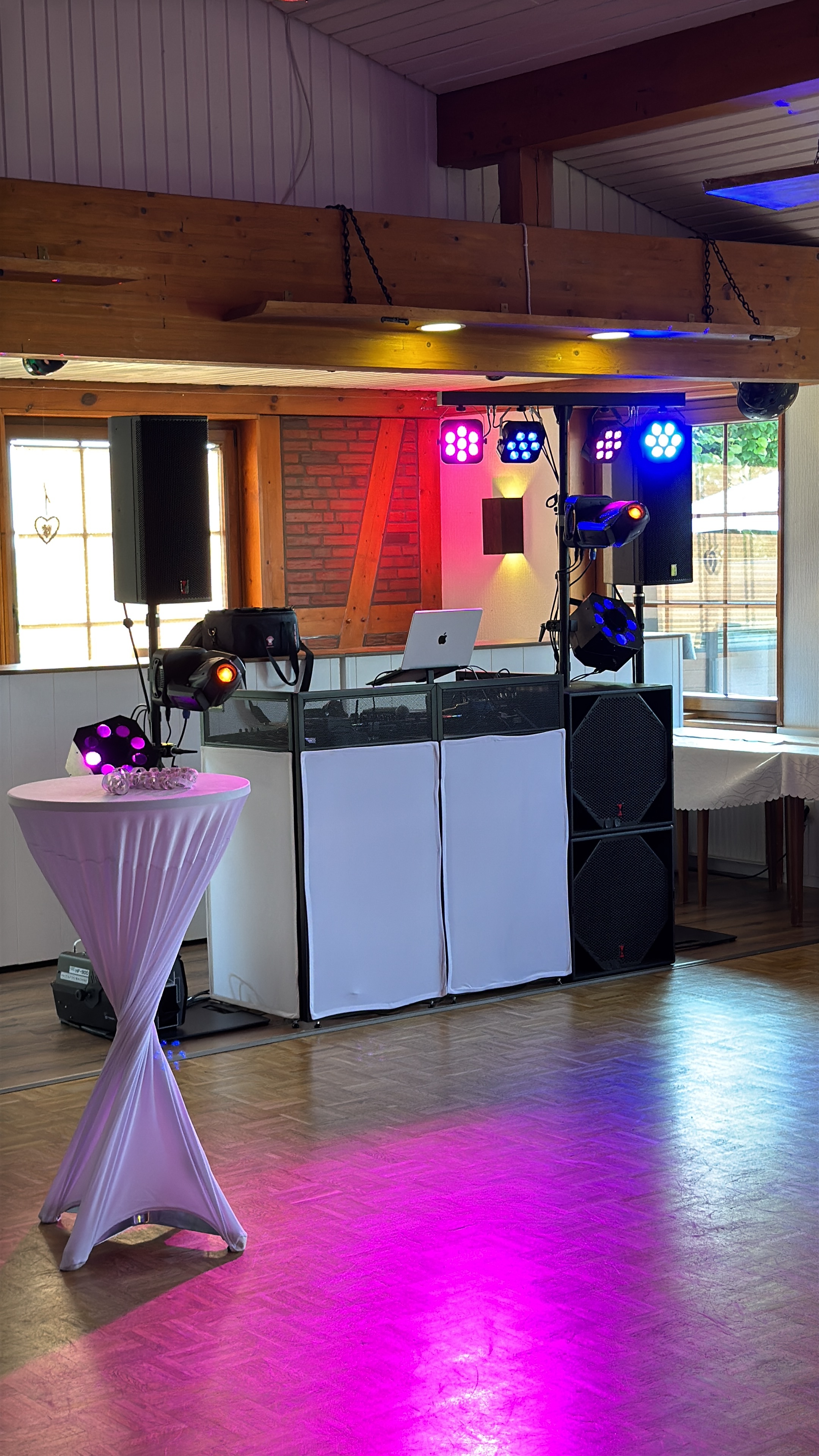 Vertikales DJ-Setup mit Sound- und Lichttechnik